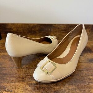 Eurosoft by Sofft “Tavi”‎ Ivory Leather Stacked Heeled Pumps Metal Buckle Size 8